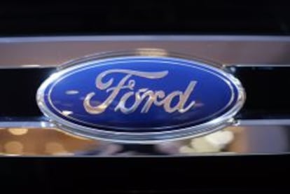 A Ford logo is seen on a car during a press preview at the 2013 New York International Auto Show in New York, in this March 28, 2013 file photo. Ford Motor Co, maker of the top-selling F-150 pickup truck, reported a better-than-expected second-quarter profit on Wednesday buoyed by strong truck sales, higher vehicle prices and narrower losses in Europe. REUTERS/Mike Segar/Files     (UNITED STATES - Tags: TRANSPORT BUSINESS)