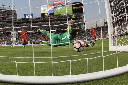 Claudio Bravo recibe el gol de Banega.