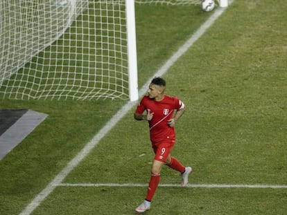 Guerrero celebra uno de los goles ante Bolivia.