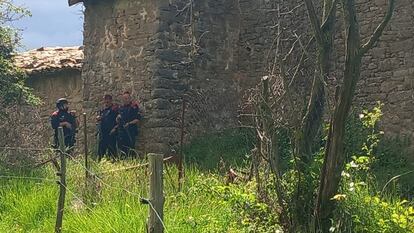 Mossos d'Esquadra en la masia de Les Llosses (Girona), este miércoles.