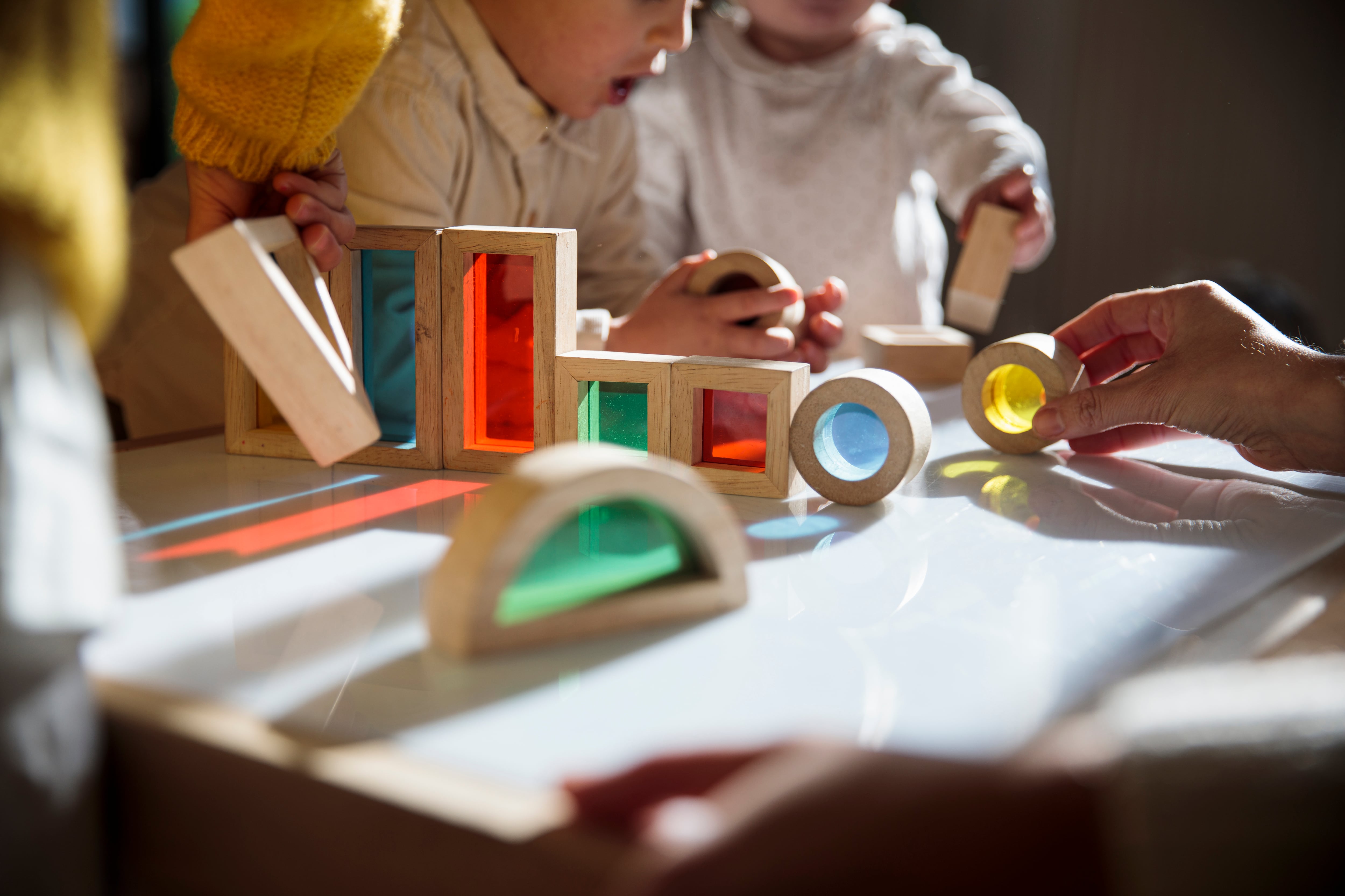 Un grupo de niños juegan juntos con bloques de colores.