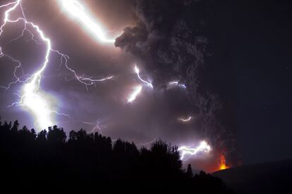 Vista de la erupción del complejo volcánico Puyehue - Cordón Caulle en Riñinahue (Chile), que obligó a evacuar a  unas 3.500 personas de los alrededores (imagen tomada el 5 de junio).