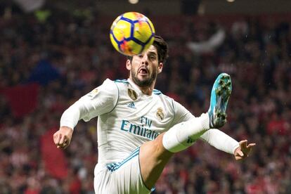 El centrocampista del Real Madrid Isco alza la pierna para golpear el esférico.