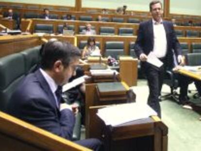 Basagoiti pasa ante el escaño del 'lehendakari' López en un pleno del Parlamento.