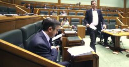 Basagoiti pasa ante el escaño del 'lehendakari' López en un pleno del Parlamento.