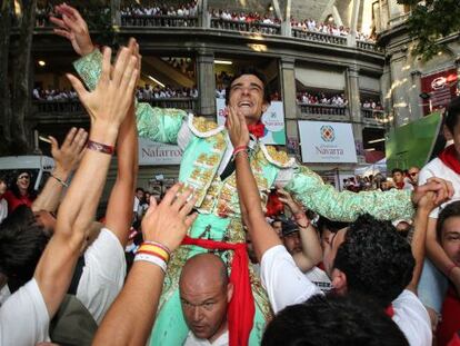 Paco Ure&ntilde;a sale a hombros de la plaza de Pamplona.