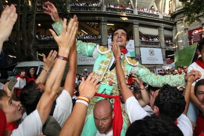 Paco Ure&ntilde;a sale a hombros de la plaza de Pamplona.