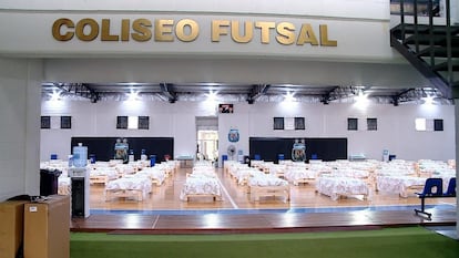 Con las competiciones deportivas paralizadas, instalaciones como las que emplea para entrenar la selección argentina de fútbol en Ezeiza, Buenos Aires (Argentina), se han transformado en hospitales de campaña. En el gimnasio donde habitualmente se prepara Leo Messi o Sergi Agüero hay, desde el pasado 31 de marzo, 120 camas de madera listas para recibir pacientes de la COVID-19. A iniciativa de la Asociación de Fútbol Argentino, varios clubes han puesto sus instalaciones al servicio de las autoridades sanitarias.