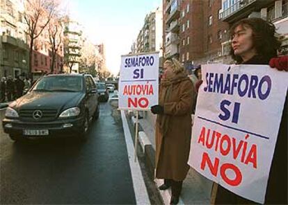 Protestas vecinales durante la apertura al tráfico del túnel de Santa María de la Cabeza, cuyos 1.118 metros unen Atocha con la M-30.