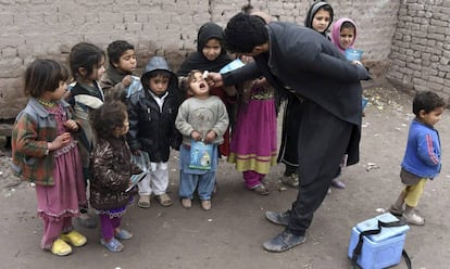 Un sanitario suministra la vacuna de la polio a un niño en Jalalabad (Afganistán).