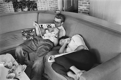 James Dean y Elizabeth Tayor descansan durante el rodaje de 'Gigante' en Dallas (1955).