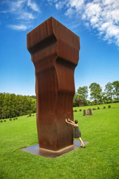 La escultura 'Buscando la luz I', de Chillida, en Chillida-Leku (Hernani, Gipuzkoa).