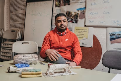 Mehdi Jarmouni (33 años, Casa Blanca) trabajaba de cámara en la televisión marroquí. “Pero las cosas se pusieron muy mal y el trabajo se acabó”, lamenta. Recuerda que tras llegar a España empezó a trabajar en un invernadero, un empleo que se vio interrumpido por una lesión de rodilla que le impedía hacer grandes esfuerzos. “Ahora me intento ganar la vida con la chatarra, porque nadie me quiere contratar de nada. Nos exigen experiencia y no entienden que la experiencia se gana trabajando”, añade.