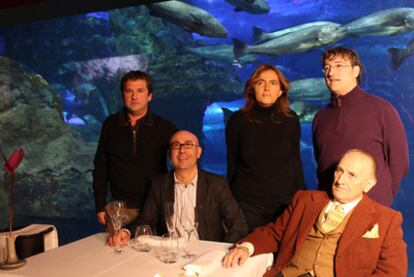 De izquierda a derecha, Mikel Santamaría, Manu Narváez, Esther Irigaray, el concejal Josu Ruiz y Vicente Zaragüeta, ayer en la presentación del programa turístico en el Aquarium donostiarra.