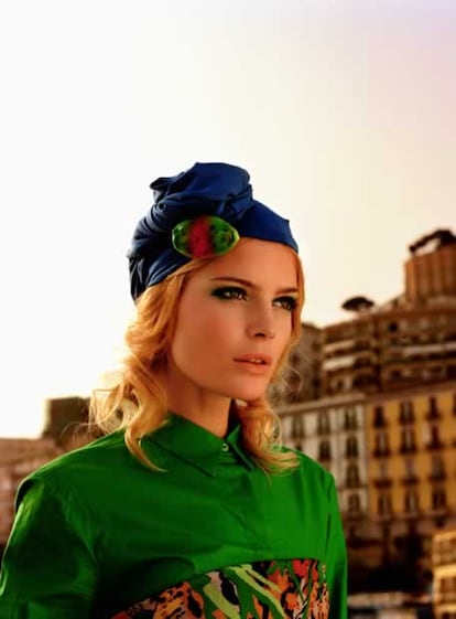 Turbante con aplique de Roberto Cavalli, camisa verde de Jil Sander y, superpuesto, un colorista cuerpo de Ken Scott.