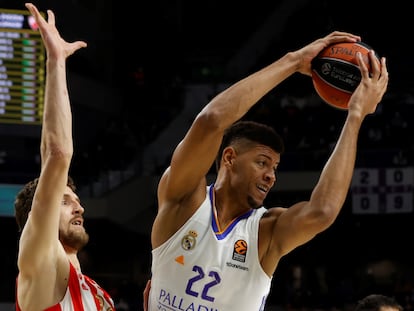 Tavares, con la pelota, ante la oposición de Kuzmic