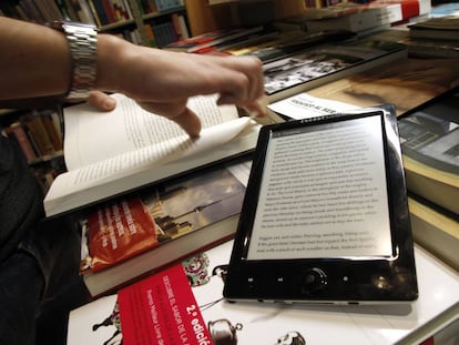 Un libro electrónico comparte espacio con otros títulos en formato papel en una librería.