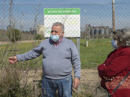 Manuel Navas Frutos y Manuela Barroso Bustamante, extrabajadores de la Fábrica de Uranio en Andújar, en la escombrera de estériles de la antigua fábrica.