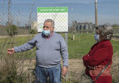 Manuel Navas Frutos y Manuela Barroso Bustamante, extrabajadores de la Fábrica de Uranio en Andújar, en la escombrera de estériles de la antigua fábrica.