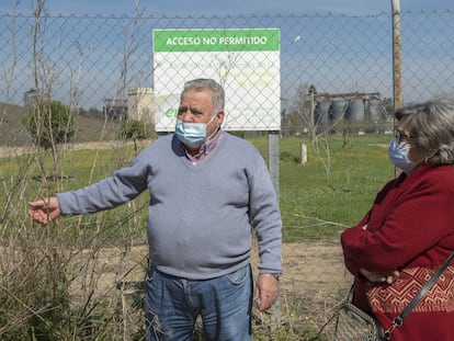 Manuel Navas Frutos y Manuela Barroso Bustamante, extrabajadores de la Fábrica de Uranio en Andújar, en la escombrera de estériles de la antigua fábrica.