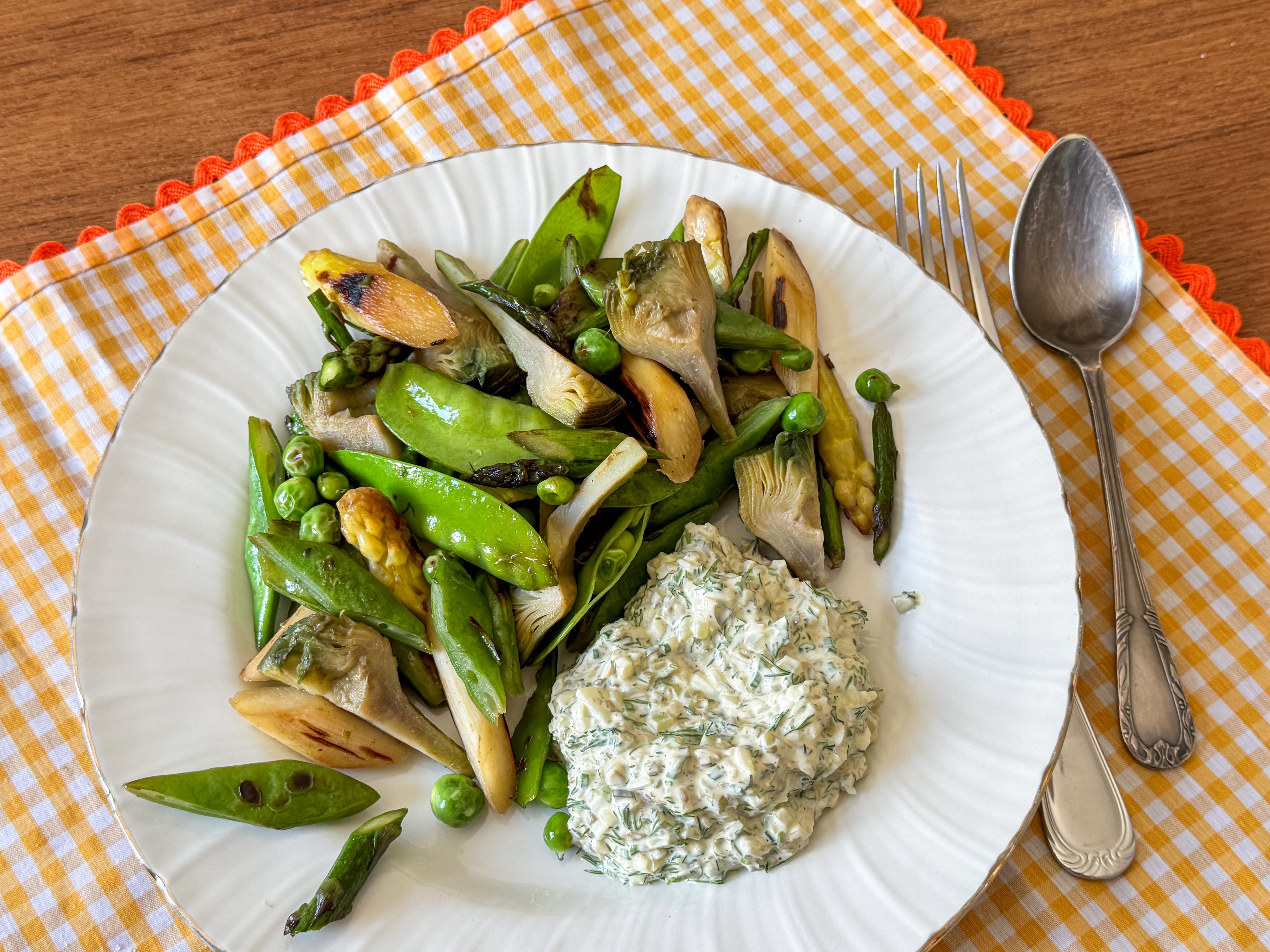 Menestra de primavera con salsa tártara