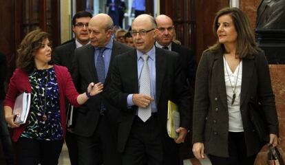 S&aacute;enz de Santamar&iacute;a llega al Congreso acompa&ntilde;ada de otros ministros, entre ellos Wert.