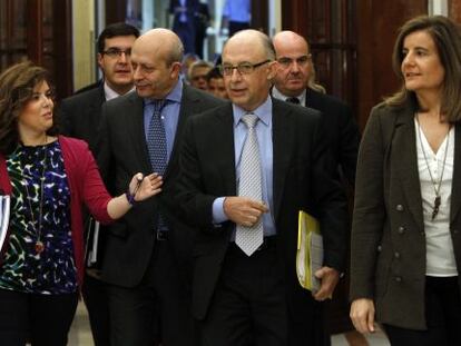 Sáenz de Santamaría llega al Congreso acompañada de otros ministros, entre ellos Wert.