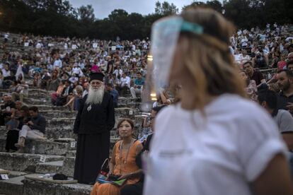 Espectadores en el antiguo teatro de Epidauro (Grecia). El Ministerio de Cultura griego permitió que los antiguos teatros de Epidauro en el sur de Grecia y Herodes Atticus en Atenas presentaran espectáculos bajo estrictas normas de seguridad debido a la pandemia de coronavirus.