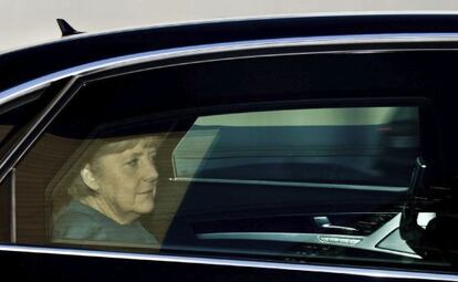 Angela Merkel, llega en limusina a una conferencia de la Uni&oacute;n Cristianodem&oacute;crata en Berl&iacute;n el  24 de febrero.