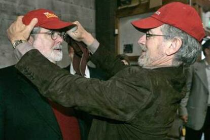 George Lucas con Steven Spielberg con el que quiere hacer una cuarta entrega de <i>Indiana Jones</i> junto a Harrison Ford y Sean Conery.
