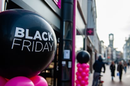 Una tienda holandesa promociona sus ofertas con globos de Black Friday.