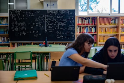 Dos estudiantes preparan un trabajo en la biblioteca de un instituto de educación secundaria de Barcelona.