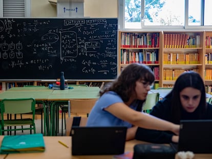 Dos estudiantes preparan un trabajo en la biblioteca de un instituto de educación secundaria de Barcelona.