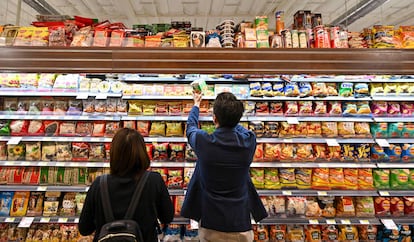 Lineal de un supermercado repleto de alimentos procesados.