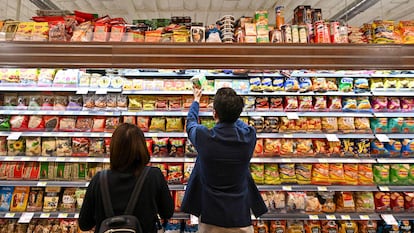 Lineal de un supermercado repleto de alimentos procesados.