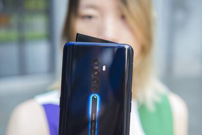 El Oppo Reno 2 tiene cuatro objetivos, que ni siquiera sobresalen del cuerpo de cristal.