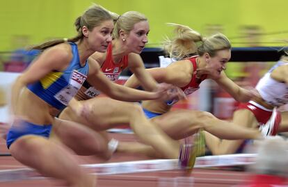 Corredoras durante una de las rondas del Campeonato Europeo de Atletismo celebrada en Praga (República Checa), el 6 de marzo de 2015.