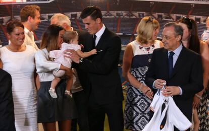 Bale, junto a sus familiares y Florentino.