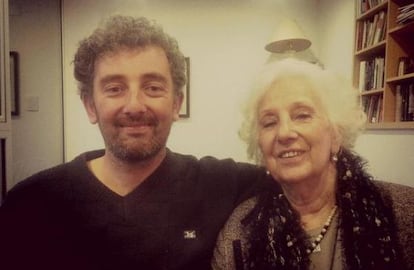 Foto publicada en el perfil de Twitter de Ignacio Hurban, nieto de Estela de Carlotto, presidenta de las Abuelas de Plaza de Mayo, bajo el siguiente mensaje: "Gracias, muchas gracias".