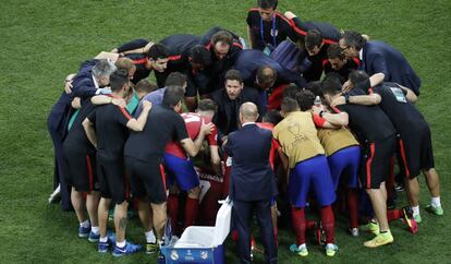 Tras caer en Lisboa, por la cabeza de muchos atléticos rondó la pregunta de cuánto tiempo tardaría en volver a ver a su equipo en la final de la Champions. Solo dos años después estaban en Milán tras una semifinal épica contra el Bayern de Guardiola. La final, con penalti fallado de Griezmann incluido, se decidió en los penaltis tras el 1-1 con el que se llegó a la prórroga. En esa media hora se le achacó a Simeone que el equipo ni fuera más ambicioso porque el Madrid estaba roto físicamente. Falló Juanfran y el Madrid no perdonó. Al término del partido, en la sala de prensa, el dolor por la derrota hizo que Simeone dejara dudas sobre continuidad.