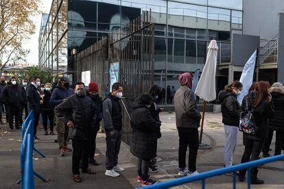 Cola para vacunarse este domingo en las instalaciones de la Fira de Barcelona.