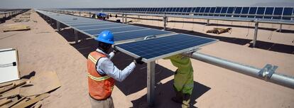 Instalación de una planta de energía solar en el Estado mexicano de Coahuila.