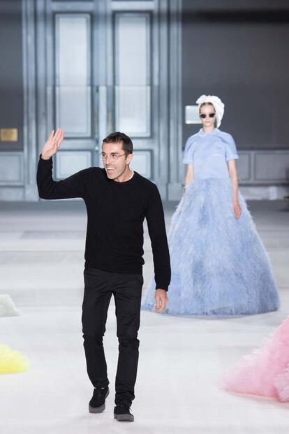 Giambattista Valli apuesta por la feminidad de rayas y flores