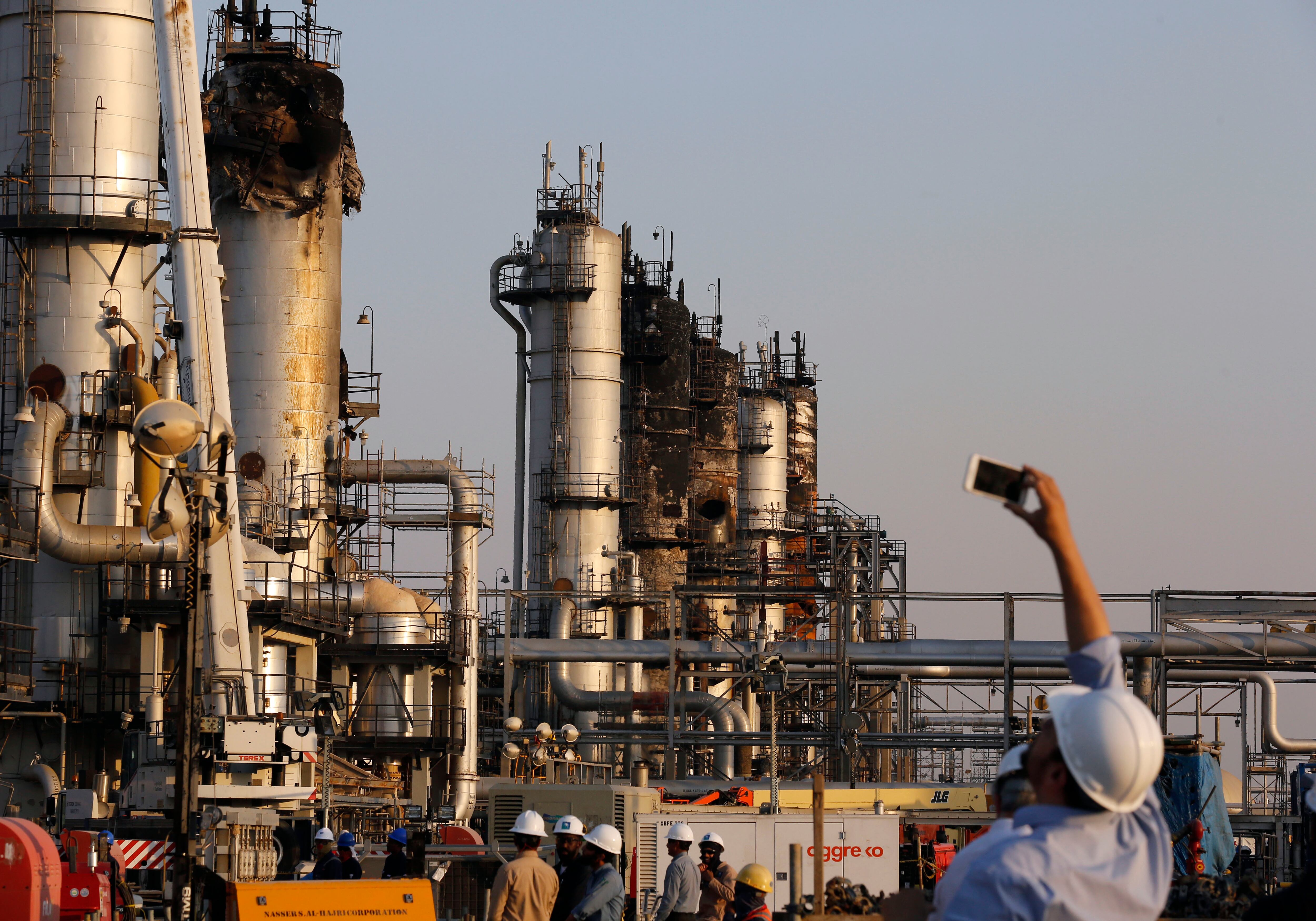 El bombeo extra de la OPEP y la guerra comercial encaminan al petróleo hacia los 50 dólares