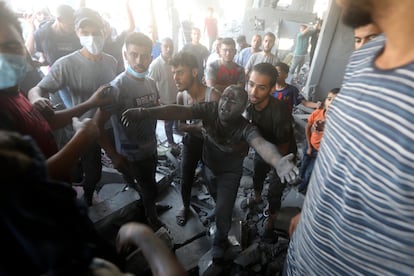 Un hombre palestino, después de ser rescatado de debajo de los escombros de un edificio destruido tras un ataque aéreo israelí, en el campo de refugiados de Bureij, este jueves.