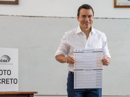 El presidente de Ecuador, Daniel Noboa, vota el referéndum este domingo en Olón (Ecuador).