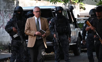 El abogado de Iván Simonovis, este jueves frente a la casa del político en Caracas.