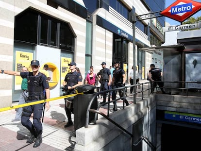 La polic&iacute;a acordonando la entrada al Metro El Carmen. 