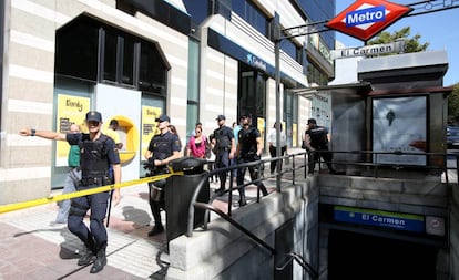 La polic&iacute;a acordonando la entrada al Metro El Carmen. 