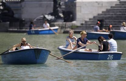 Varias personas reman en las barcas del lago del Parque de El Retiro, en Madrid.